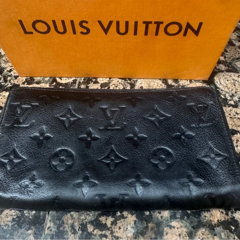 Gorgeous Authentic Louis Vuitton black Zippy Wallet - Picture 2 of 5
